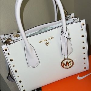 White Micheal Kors purse only used like twice
